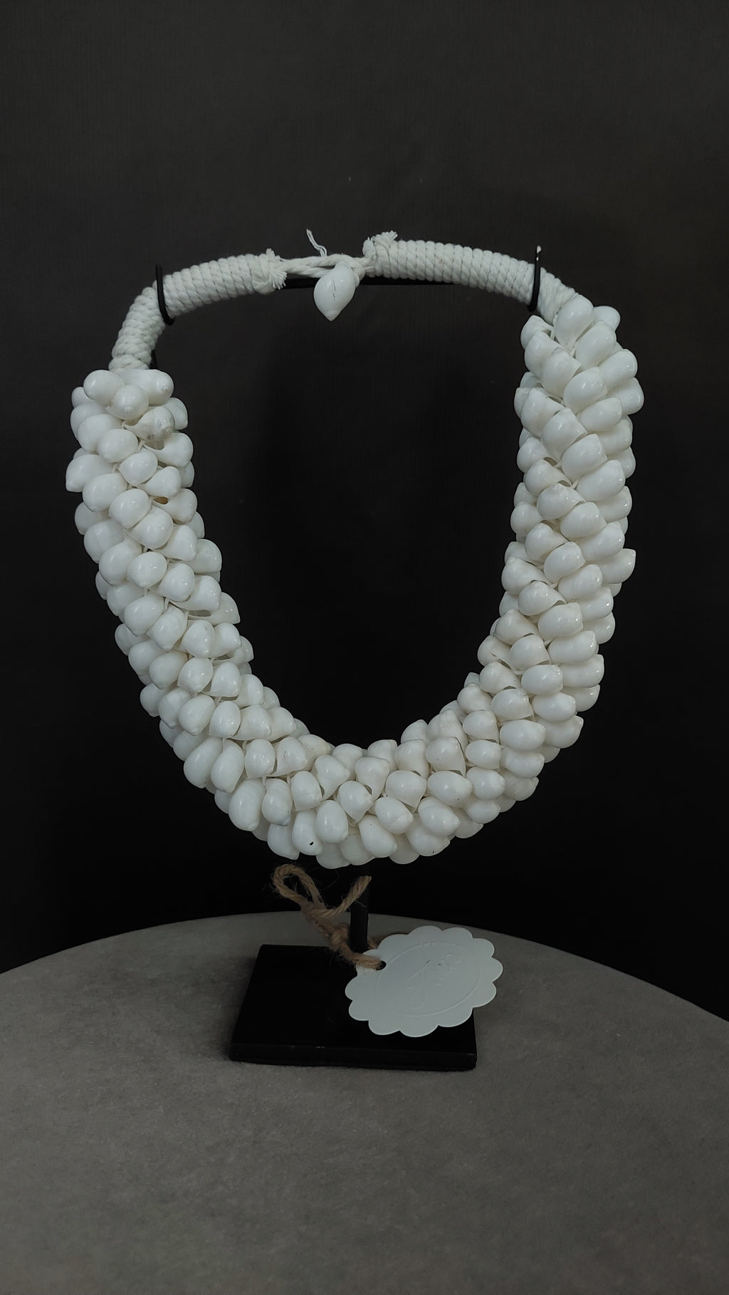 Witte schelpenketting op standaard