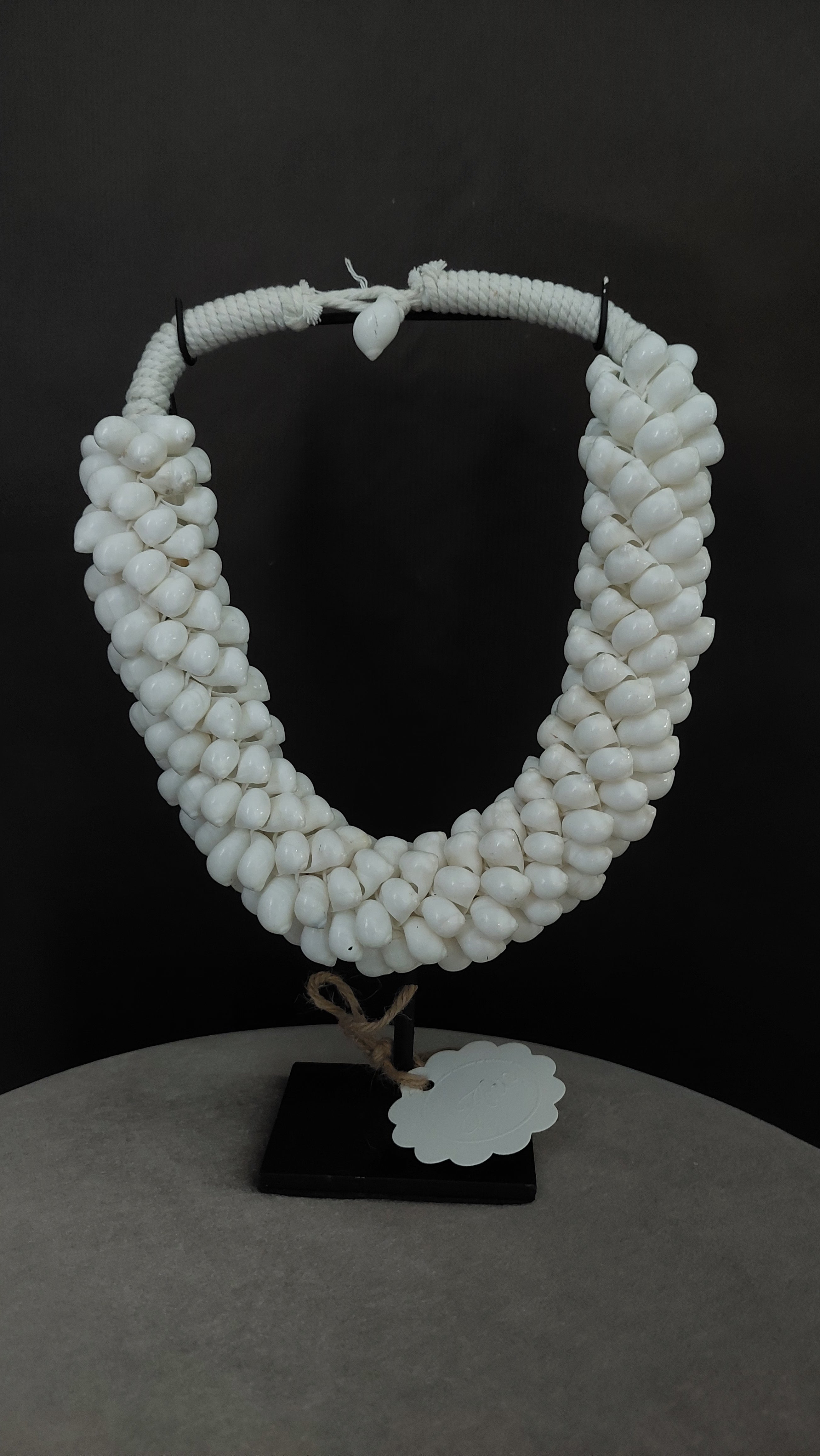 Witte schelpenketting op standaard