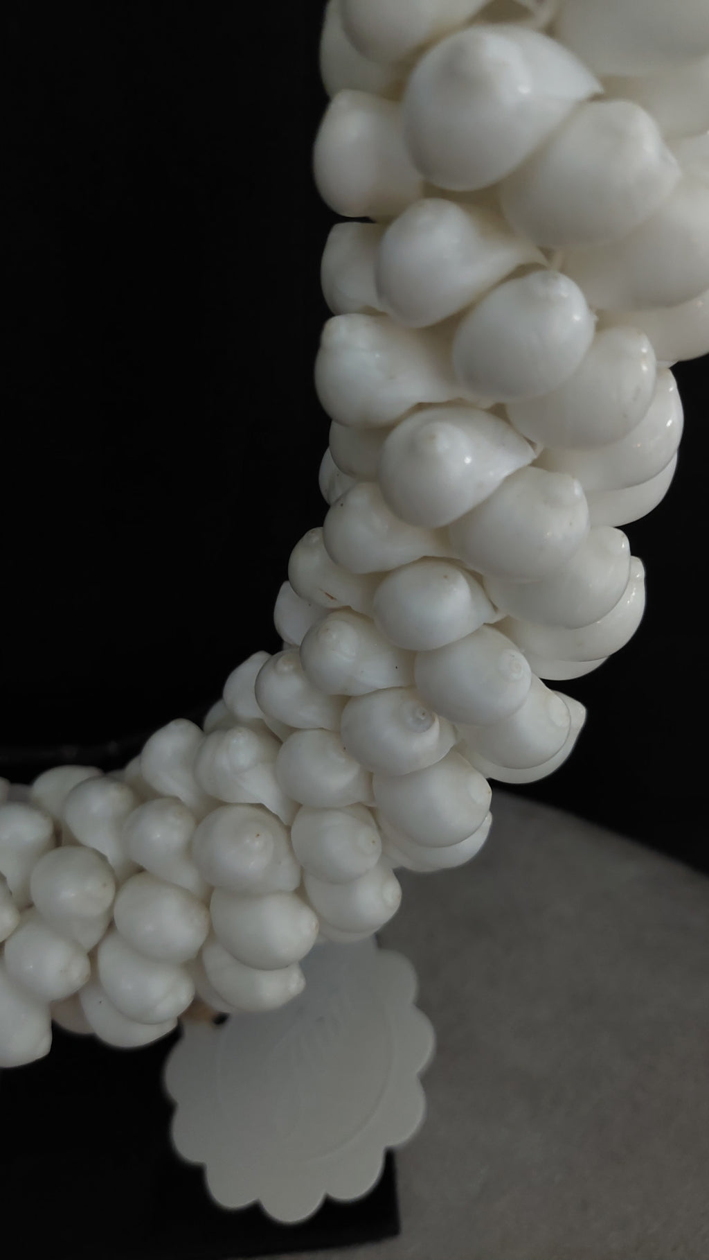 Witte schelpenketting op standaard