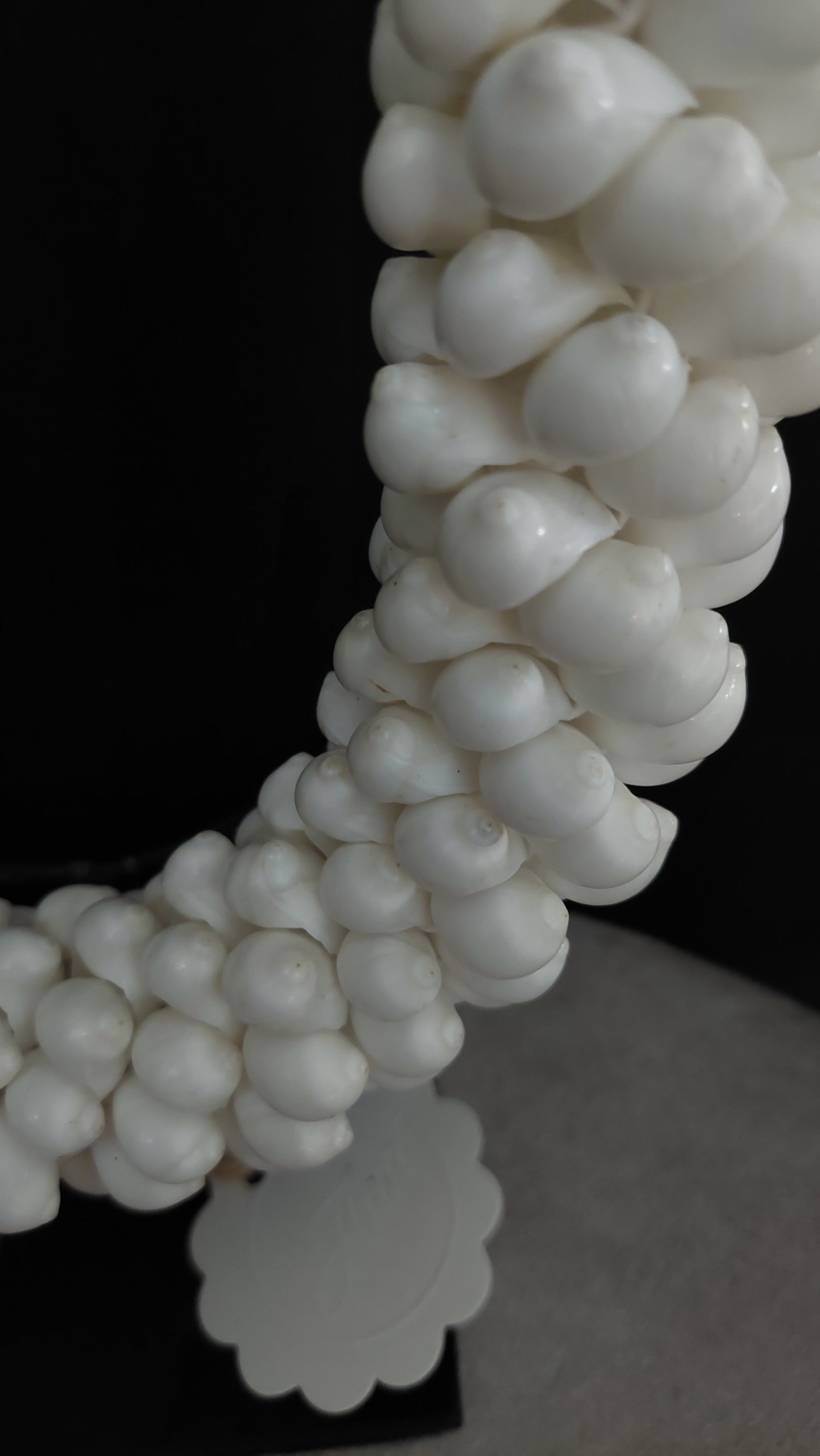 Witte schelpenketting op standaard