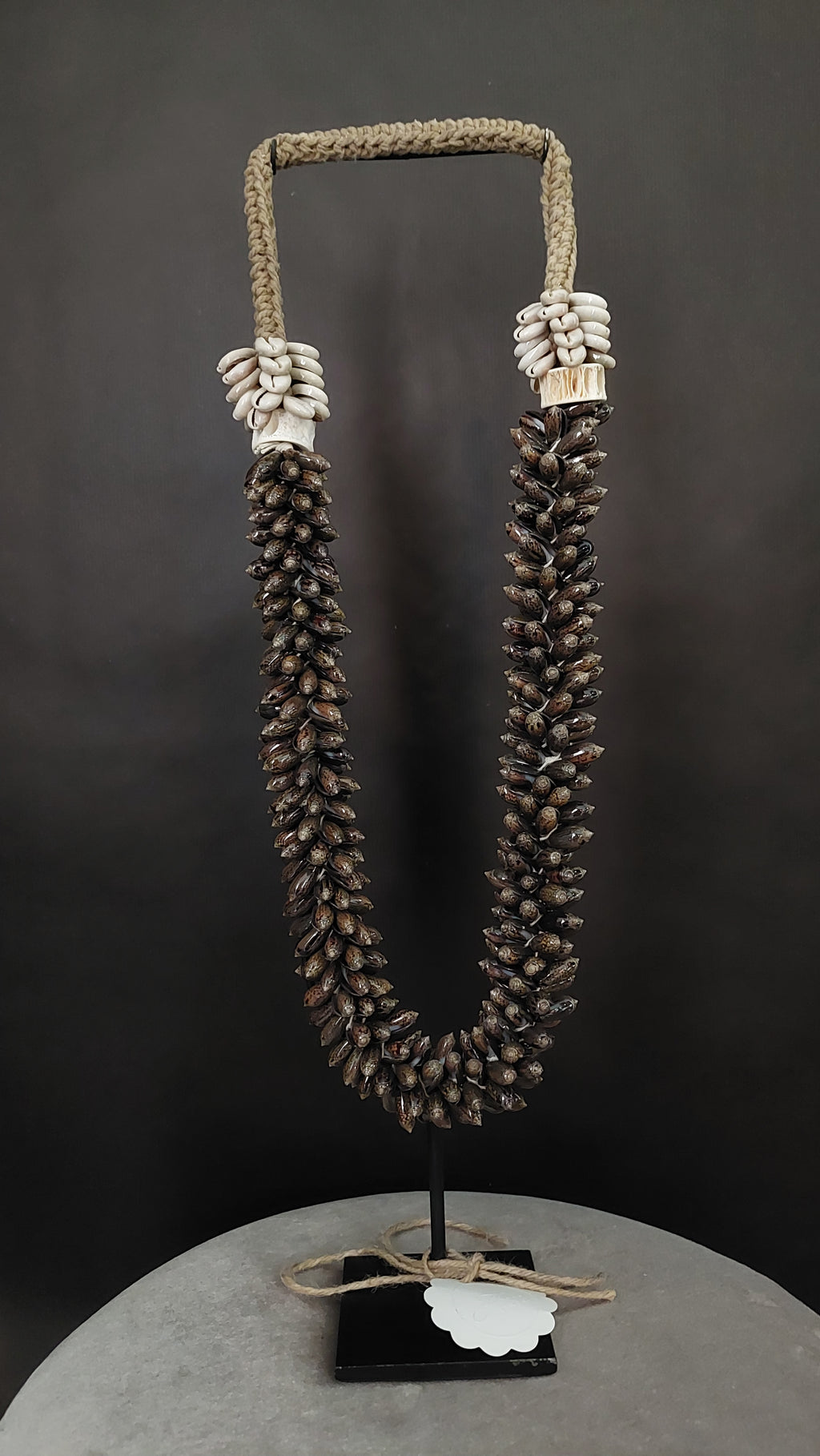 Hoge schelpenketting bruin