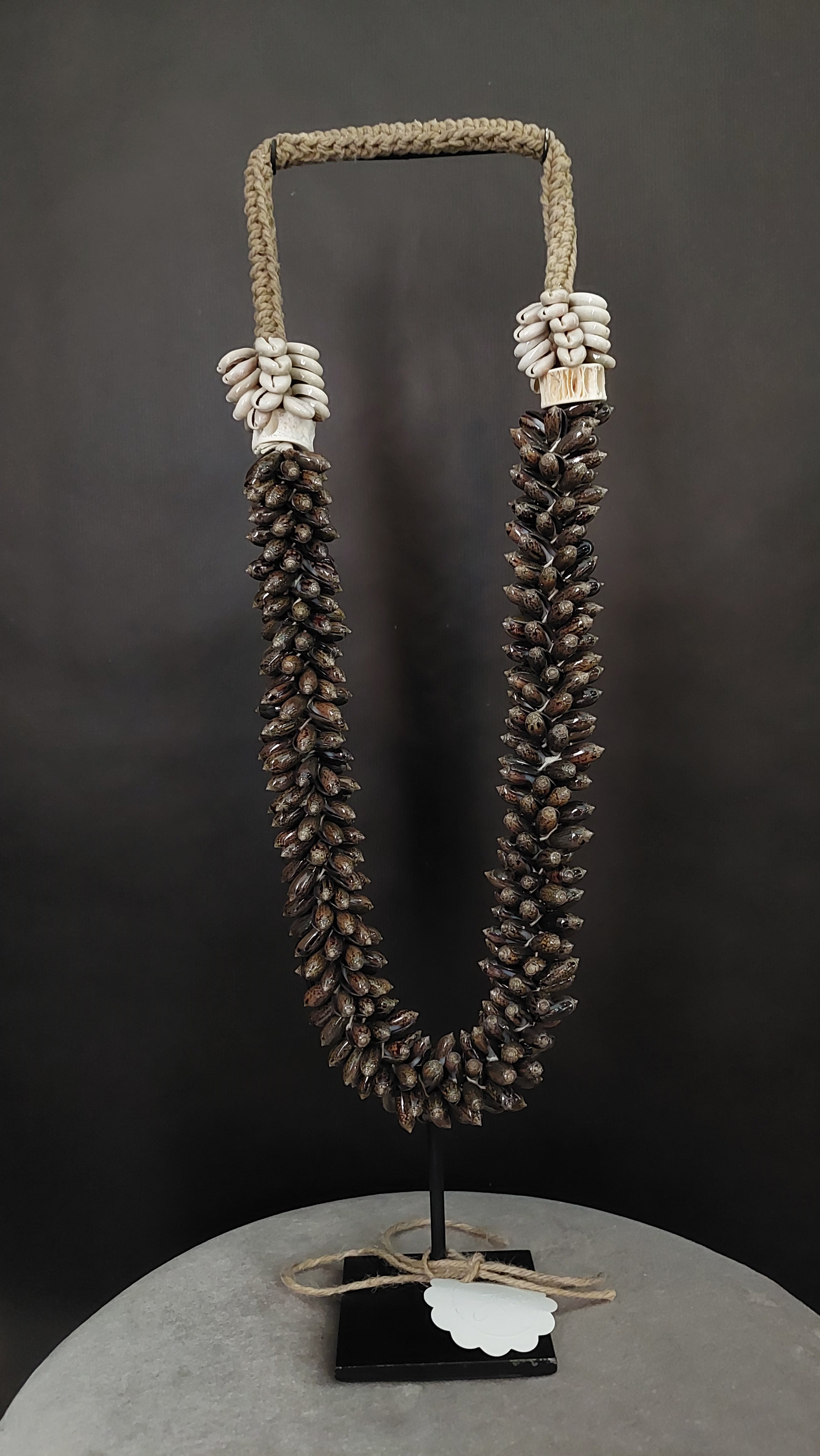 Hoge schelpenketting bruin