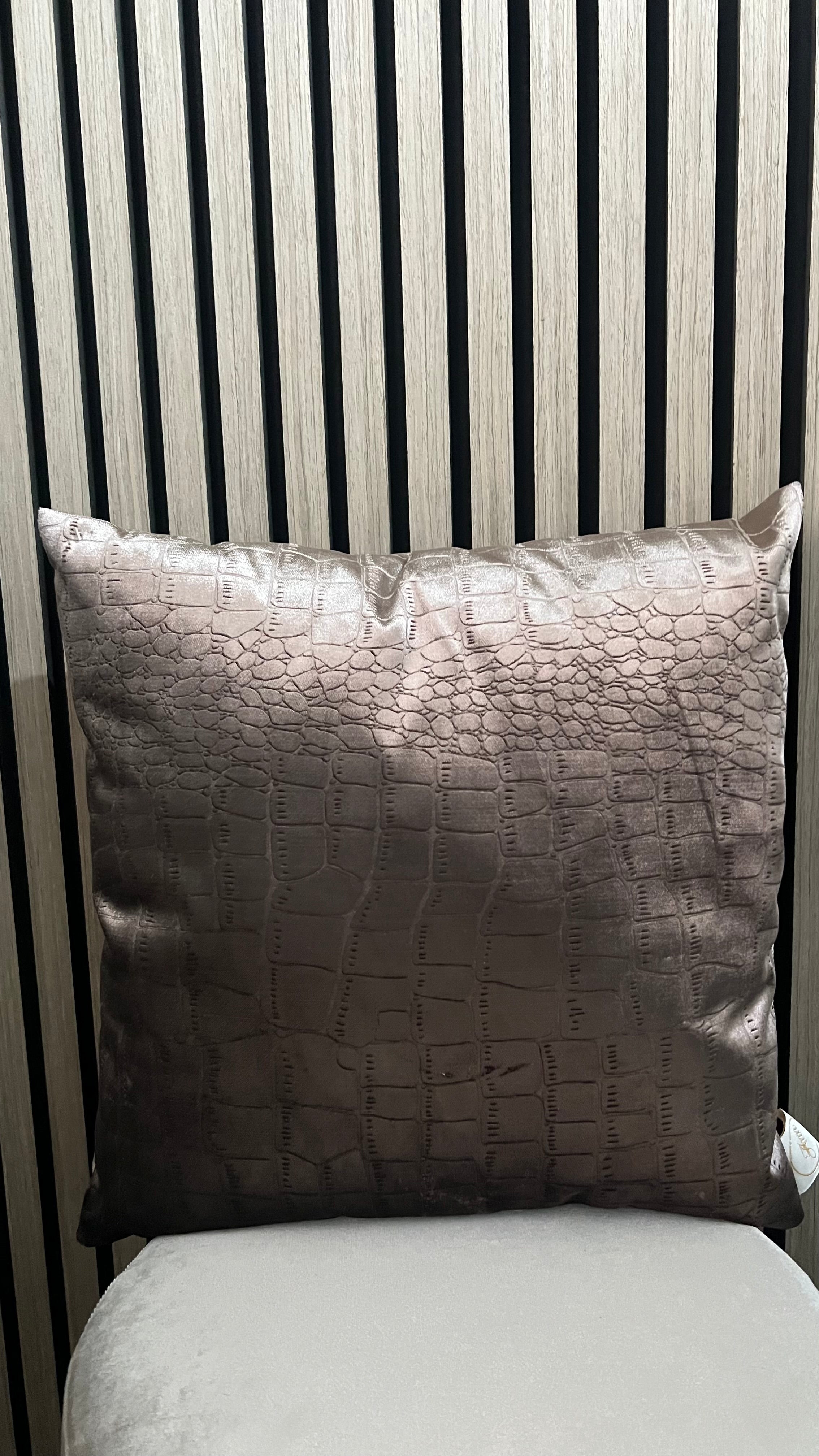 Vierkant croco kussen bruin velvet