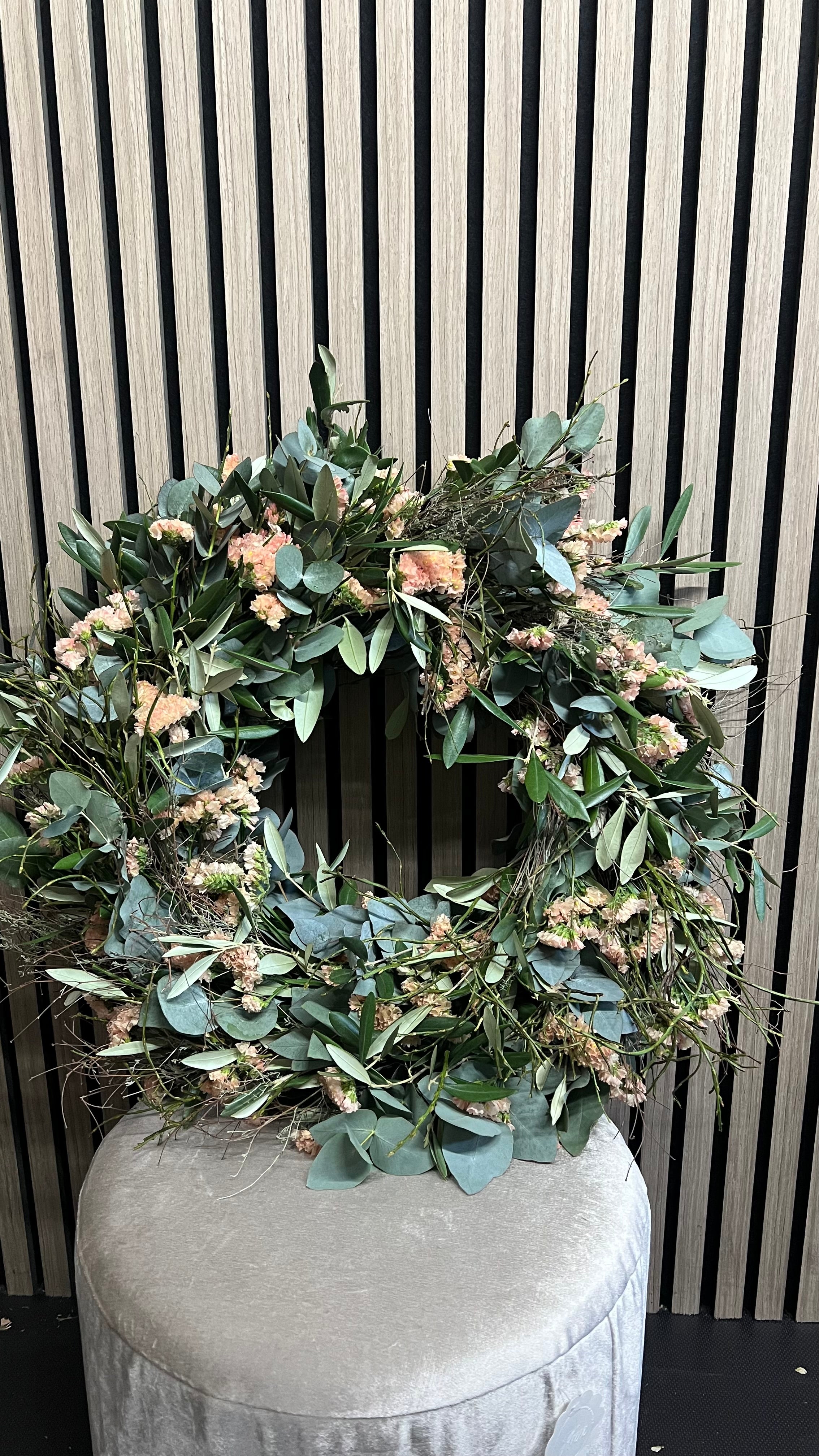 Krans met zalmkleurig limonium