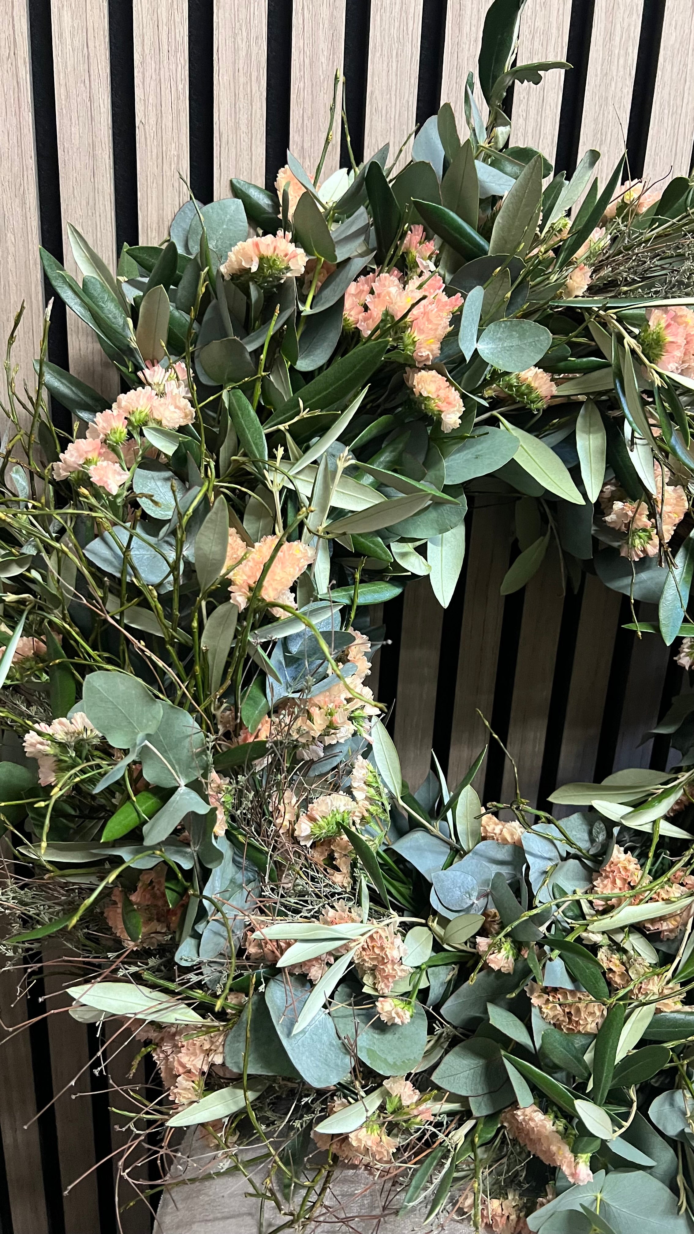 Krans met zalmkleurig limonium