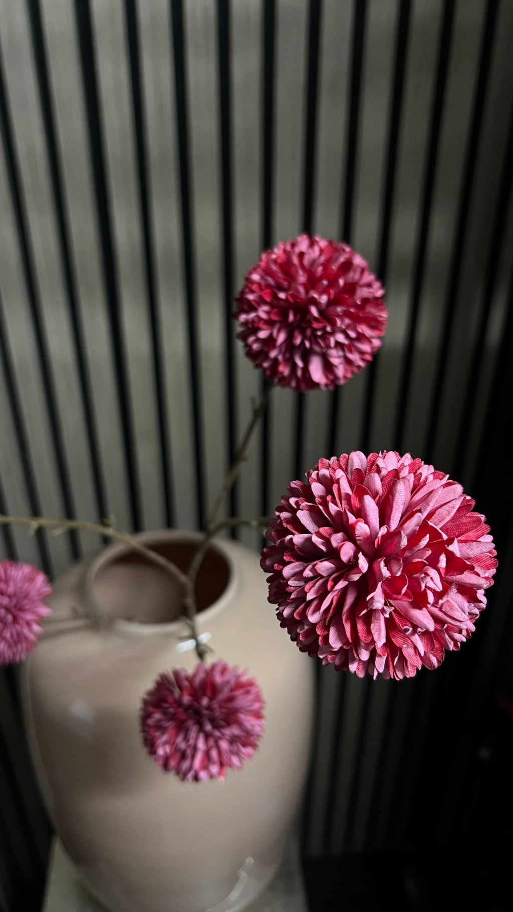 Kunsttak Pomponbloem Donkerroze – Speels en Stijlvol