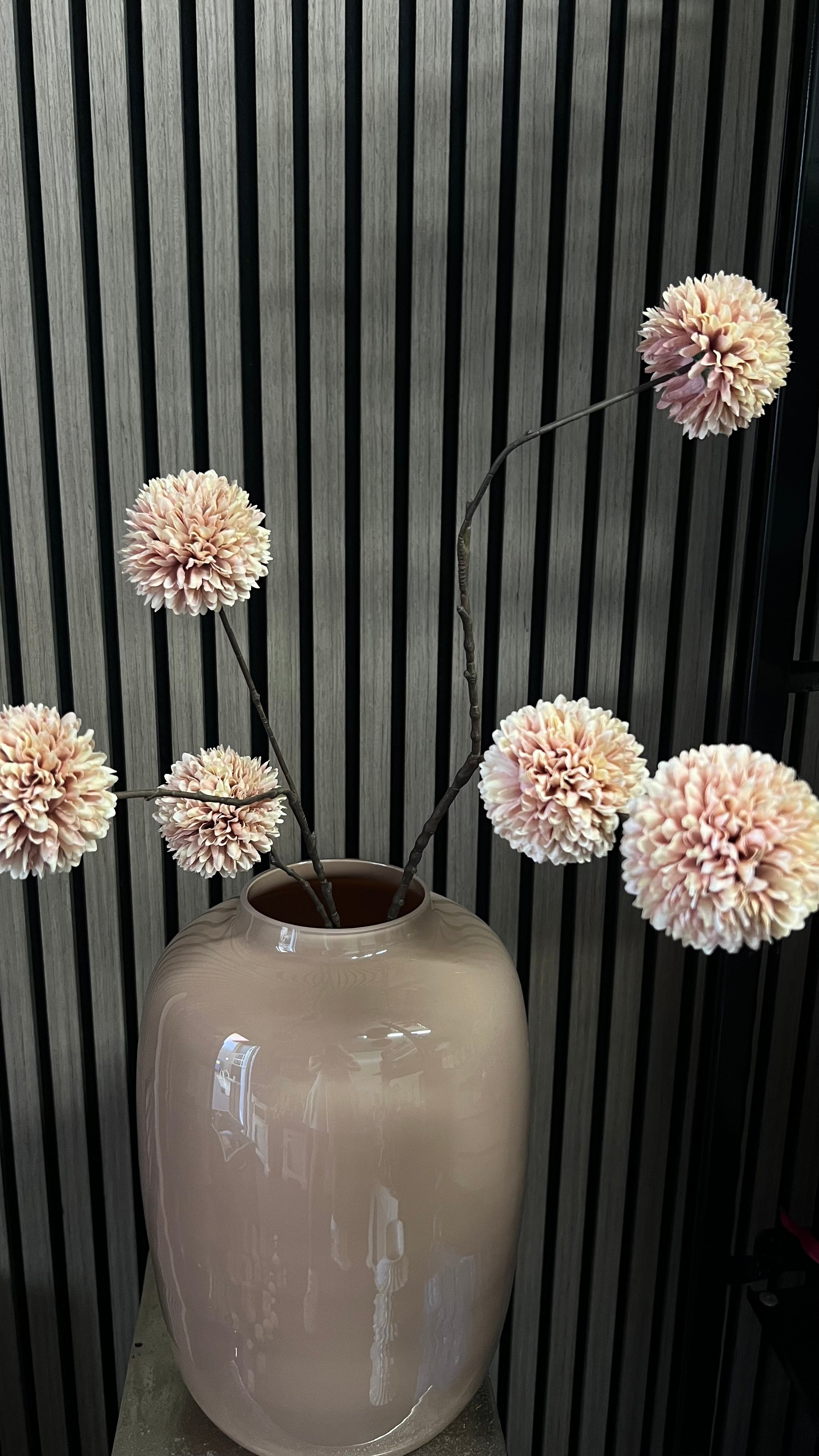 Kunsttak Pompon – Zachtroze Elegantie