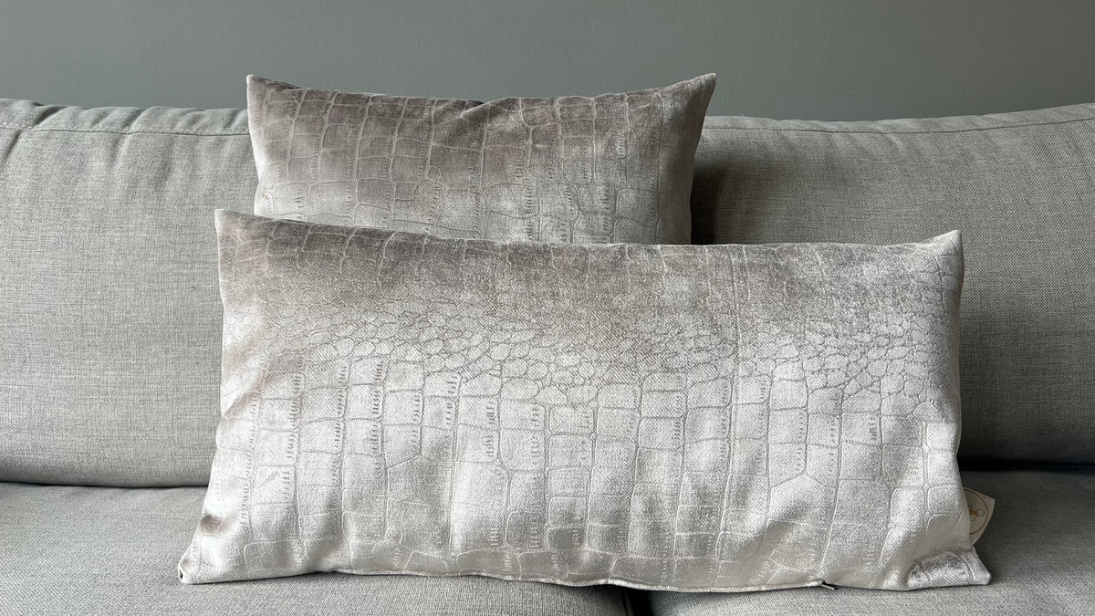 Croco Velvet Beige – Luxe Langwerpig Sierkussen | Croco Design