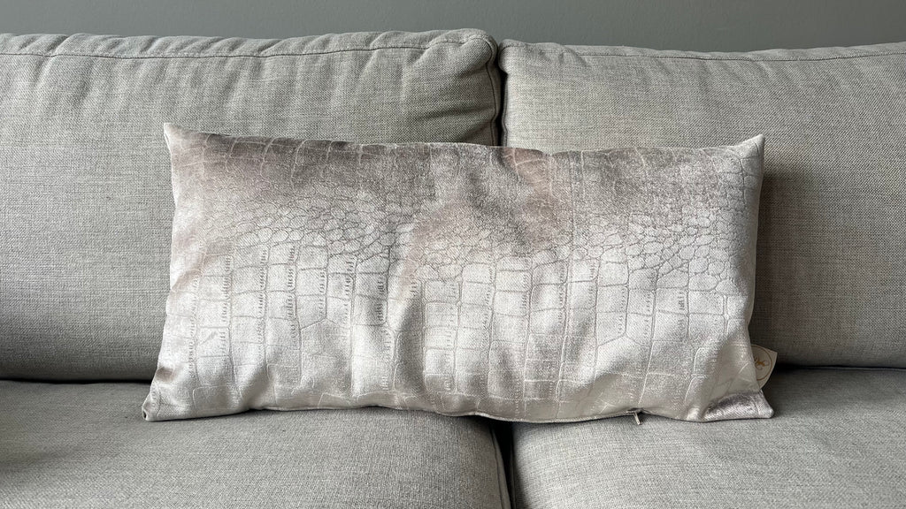 Croco Velvet Beige – Luxe Langwerpig Sierkussen | Croco Design