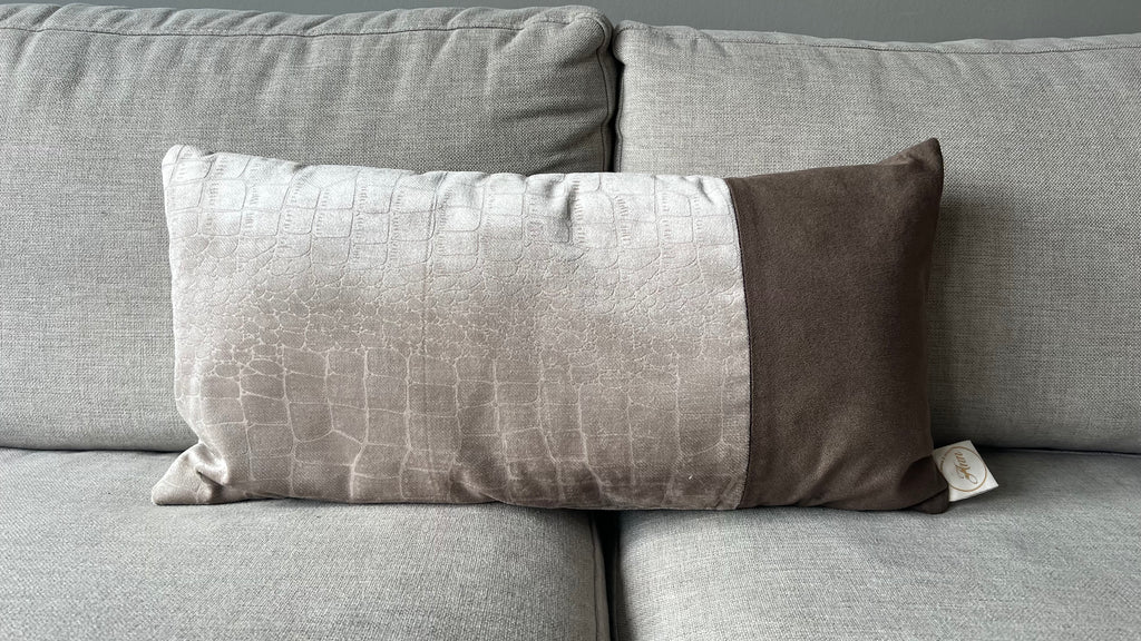 Brown Croco Velvet – Luxe Langwerpig Sierkussen