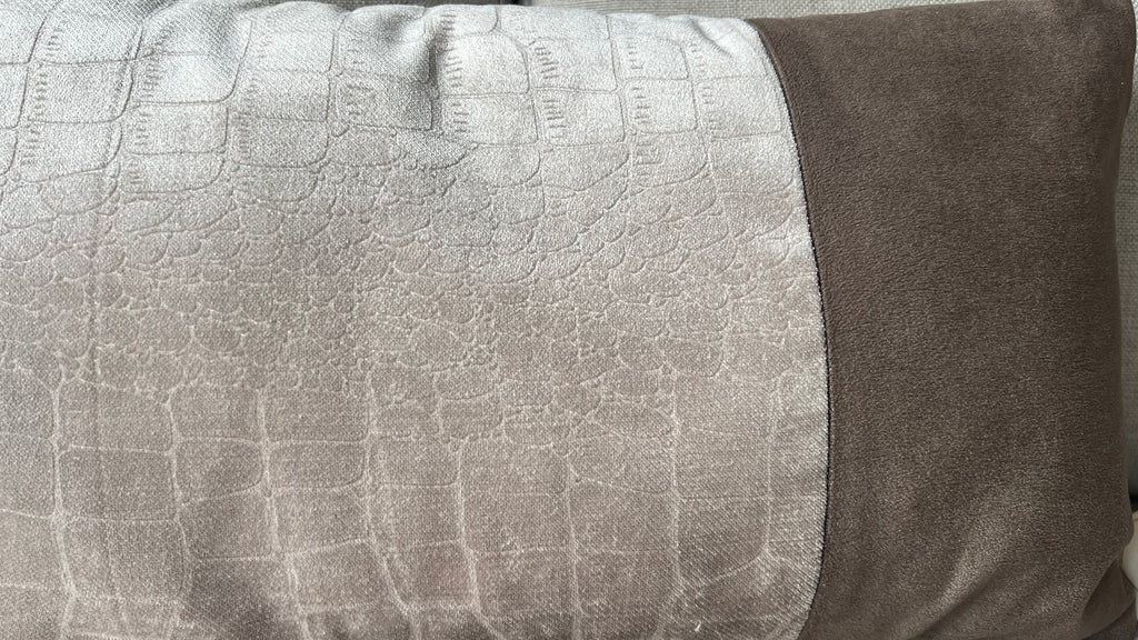 Brown Croco Velvet – Luxe Langwerpig Sierkussen